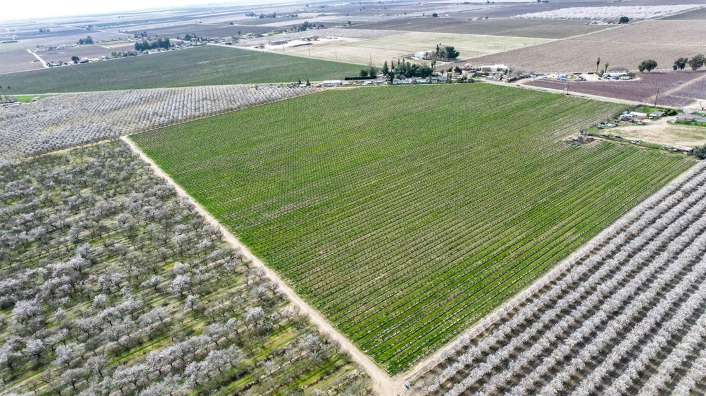 Image 14 of property listing at 10690 S Henderson Road, Fresno, CA 93706