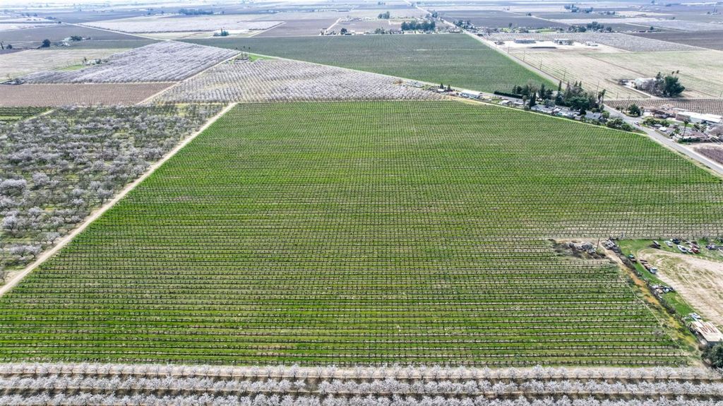 Image 15 of property listing at 10690 S Henderson Road, Fresno, CA 93706