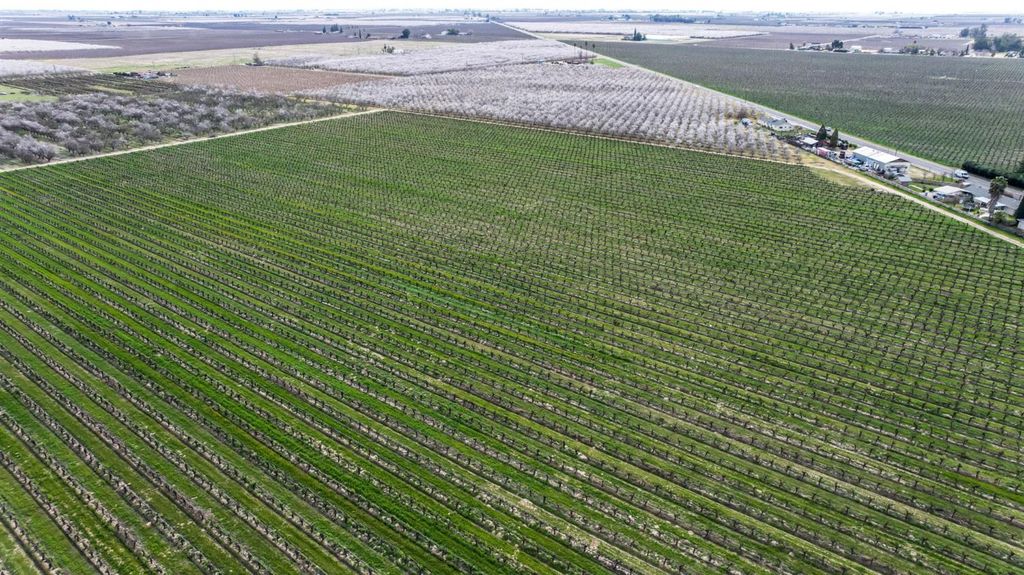 Image 16 of property listing at 10690 S Henderson Road, Fresno, CA 93706