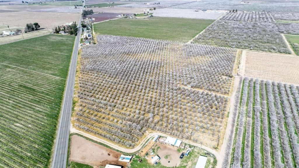 Image 2 of property listing at 10690 S Henderson Road, Fresno, CA 93706
