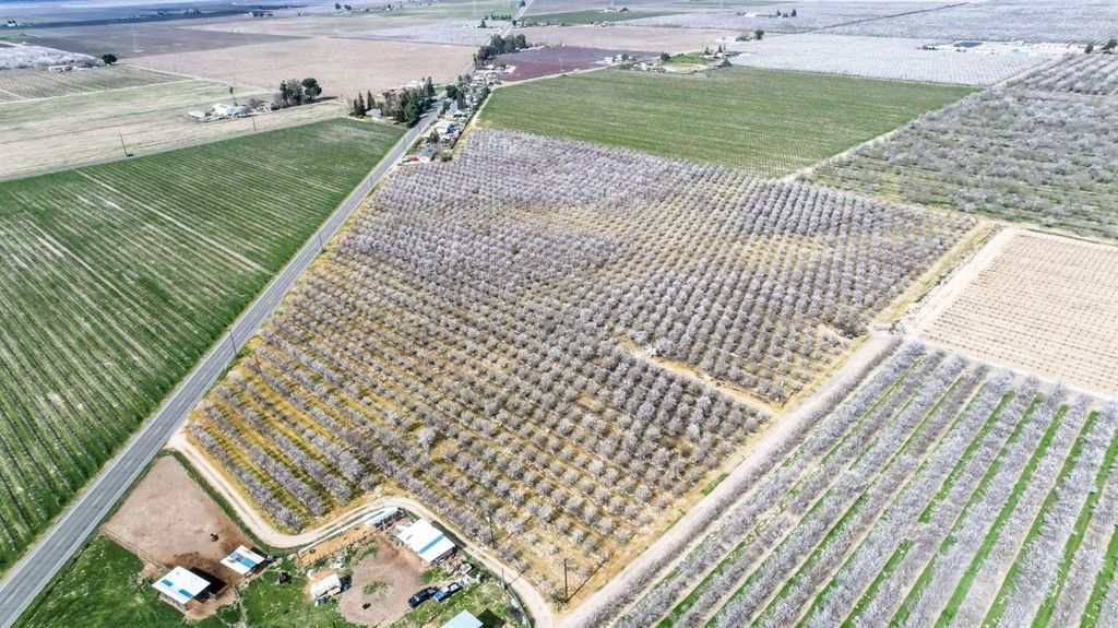 Image 3 of property listing at 10690 S Henderson Road, Fresno, CA 93706