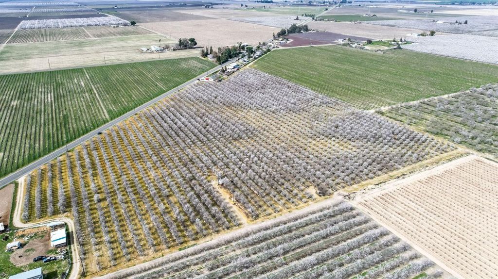 Image 4 of property listing at 10690 S Henderson Road, Fresno, CA 93706