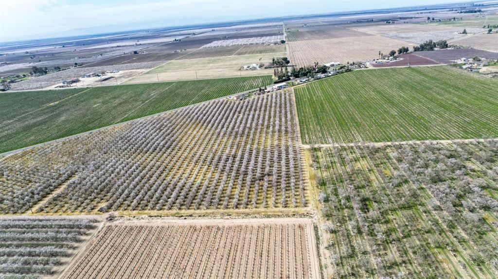 Image 6 of property listing at 10690 S Henderson Road, Fresno, CA 93706