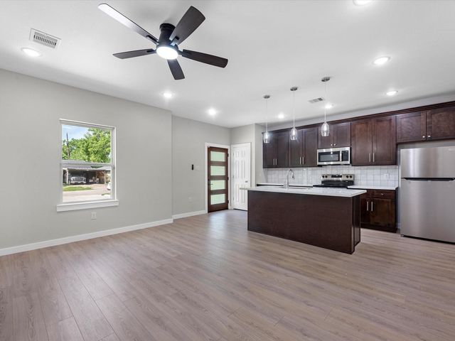 5201 Kenilwood Dr B, Houston, TX 77033