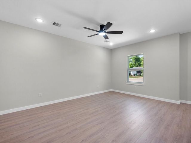 5201 Kenilwood Dr B, Houston, TX 77033
