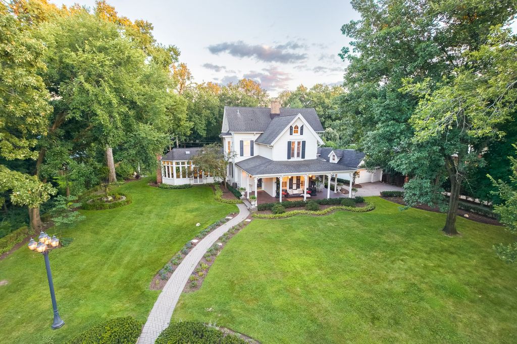 201 Scottswood Road, Riverside, IL 60546