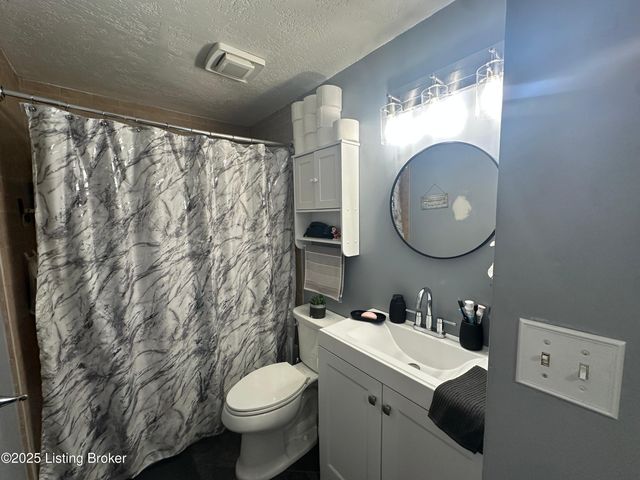 243 Saguaro Dr, Louisville, KY 40229