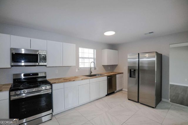 1983 Smithfield Avenue, Ellenwood, GA 30294