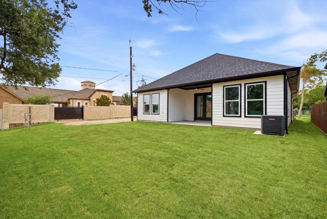 745 S Carroll Street, La Porte, TX 77571