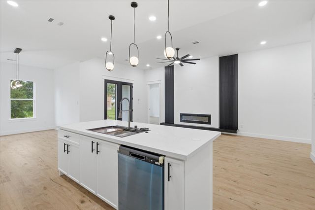 745 S Carroll Street, La Porte, TX 77571