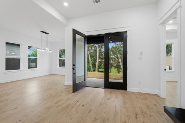 745 S Carroll Street, La Porte, TX 77571