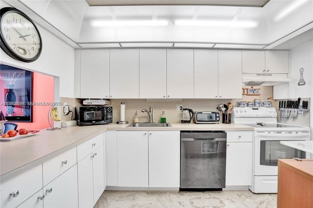 1000 NE 191st Street 21, Miami, FL 33179