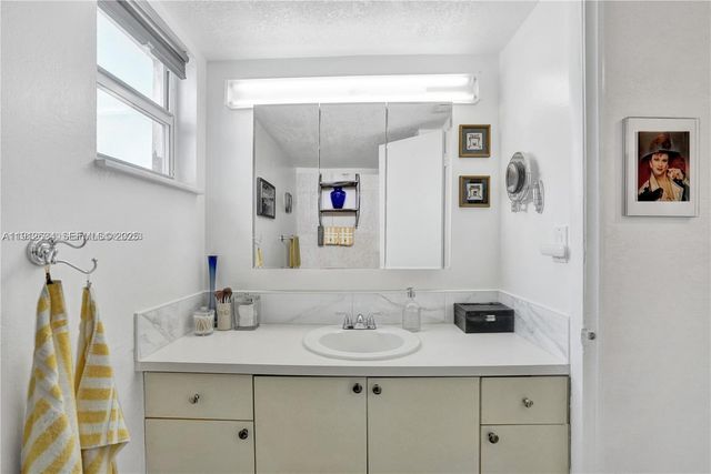 1000 NE 191st Street 21, Miami, FL 33179