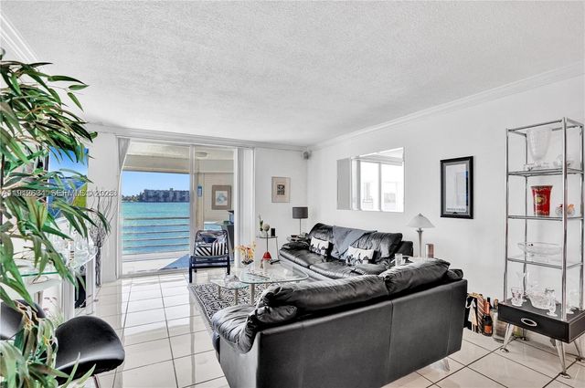 1000 NE 191st Street 21, Miami, FL 33179
