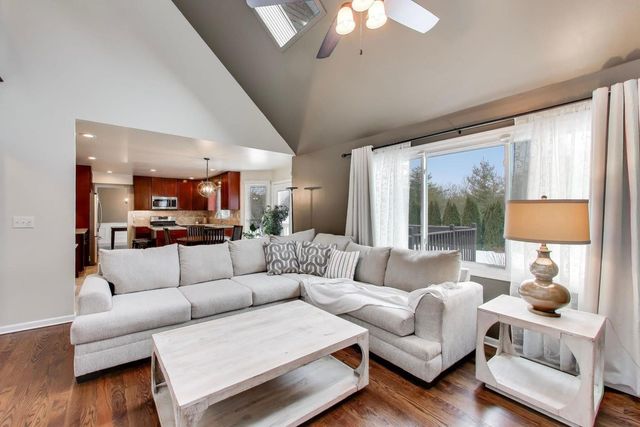 27W439 Chartwell Drive, Winfield, IL 60190