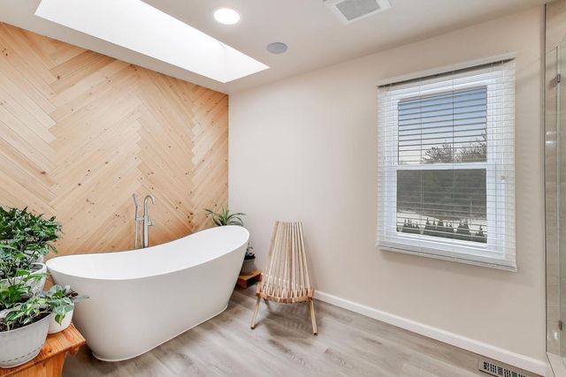 27W439 Chartwell Drive, Winfield, IL 60190