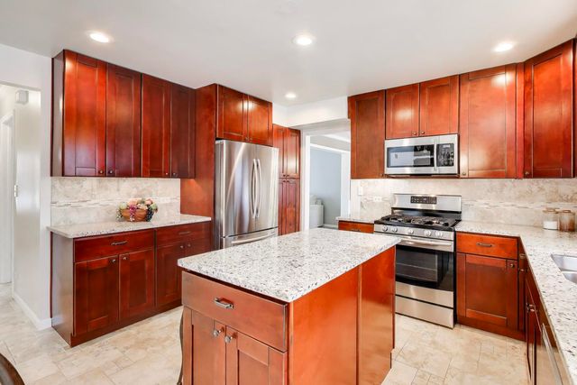 27W439 Chartwell Drive, Winfield, IL 60190