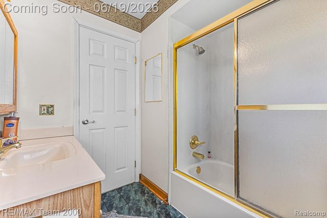 18533 Matthew Drive, Clinton Township, MI 48035
