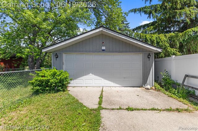 18533 Matthew Drive, Clinton Township, MI 48035