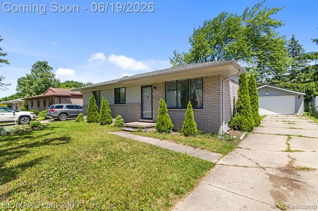 18533 Matthew Drive, Clinton Township, MI 48035