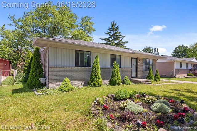 18533 Matthew Drive, Clinton Township, MI 48035
