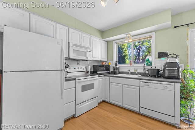 18533 Matthew Drive, Clinton Township, MI 48035