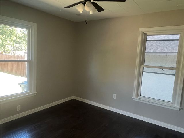 1021 E Russell Avenue, Carrollton, TX 75006