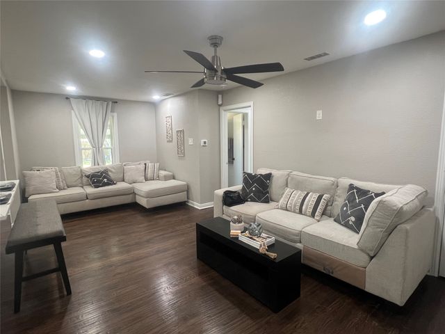 1021 E Russell Avenue, Carrollton, TX 75006
