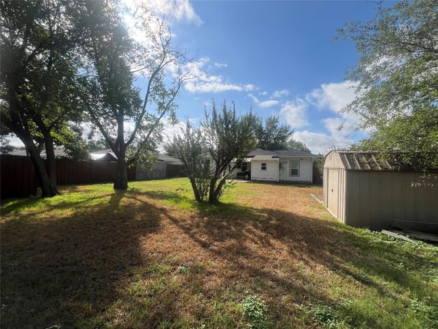 1021 E Russell Avenue, Carrollton, TX 75006