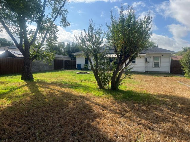 1021 E Russell Avenue, Carrollton, TX 75006