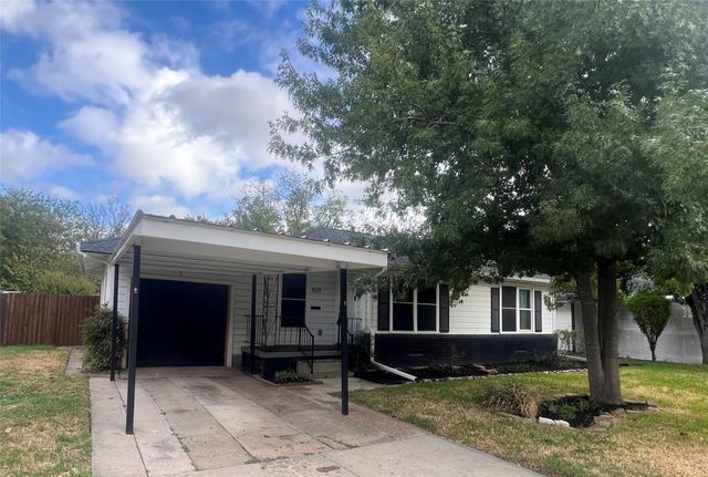 1021 E Russell Avenue, Carrollton, TX 75006