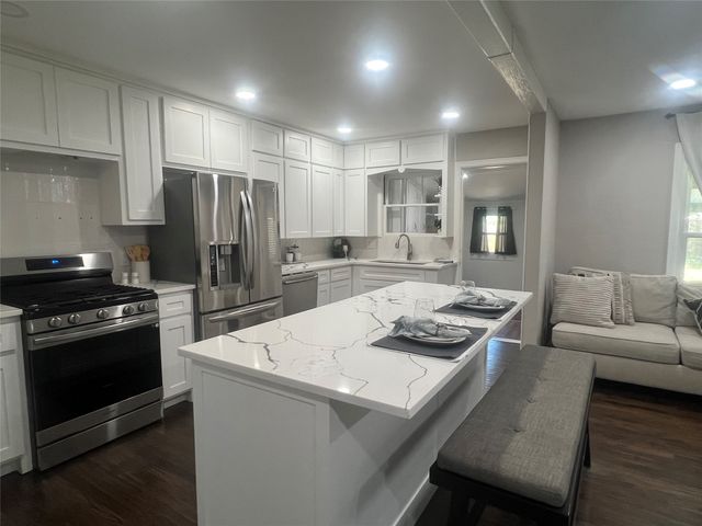 1021 E Russell Avenue, Carrollton, TX 75006