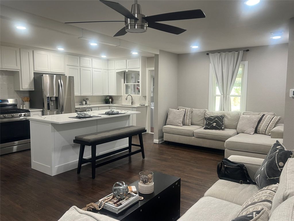 1021 E Russell Avenue, Carrollton, TX 75006 — exterior