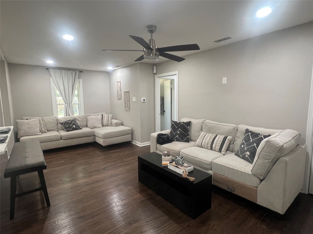 1021 E Russell Avenue, Carrollton, TX 75006 — photo 2
