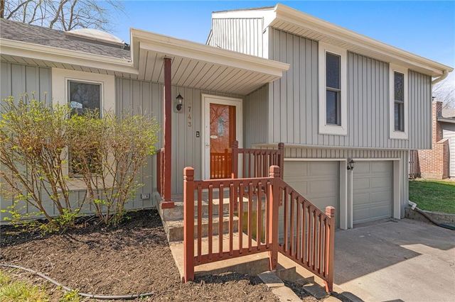 1743 Normandy Drive, Olathe, KS 66061