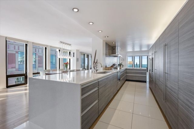 200 E DELAWARE Place 32AF, Chicago, IL 60611