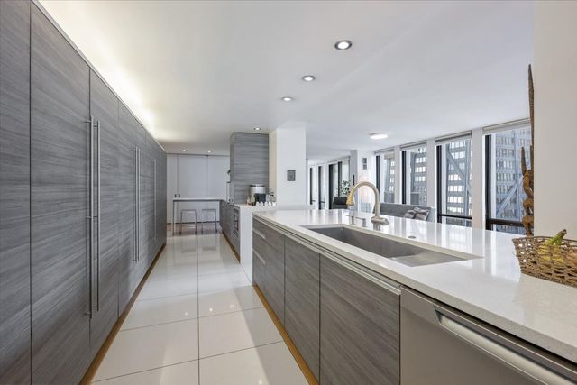 200 E DELAWARE Place 32AF, Chicago, IL 60611