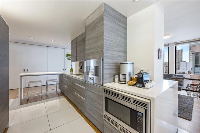 200 E DELAWARE Place 32AF, Chicago, IL 60611