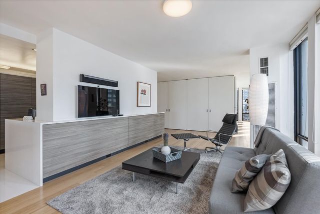 200 E DELAWARE Place 32AF, Chicago, IL 60611