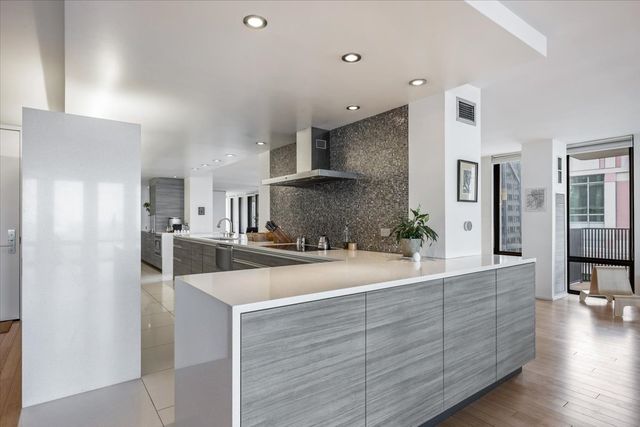 200 E DELAWARE Place 32AF, Chicago, IL 60611