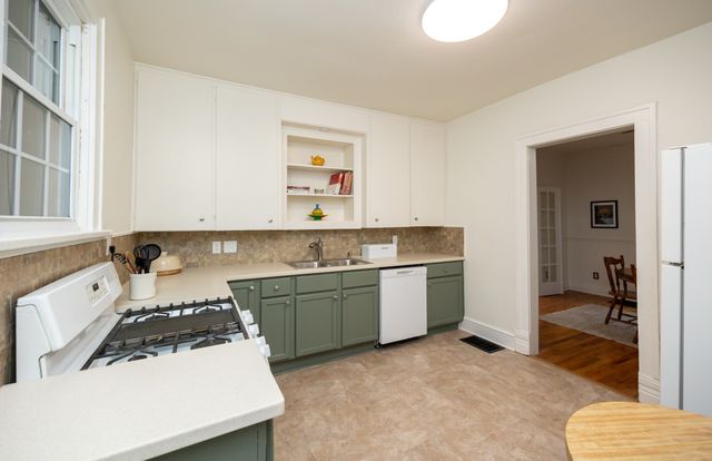 725 40th Street, Des Moines, IA 50312