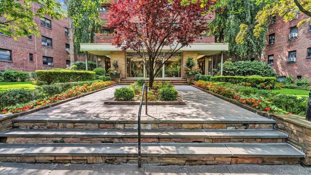 30 Grace Avenue 2F, Great Neck, NY 11021