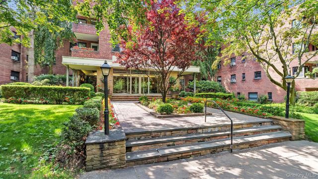 30 Grace Avenue 2F, Great Neck, NY 11021