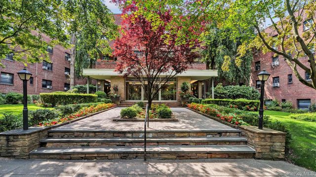 30 Grace Avenue 2F, Great Neck, NY 11021