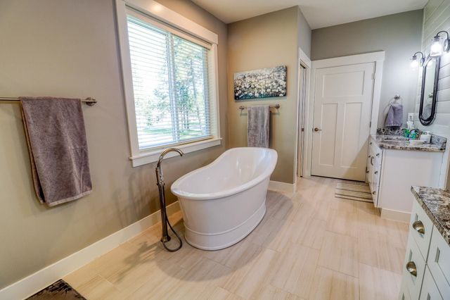 3319 E Elena Ln, Chattaroy, WA 99003