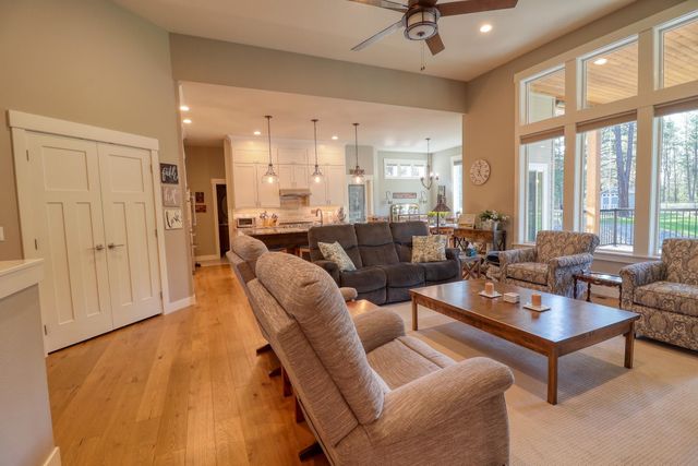 3319 E Elena Ln, Chattaroy, WA 99003