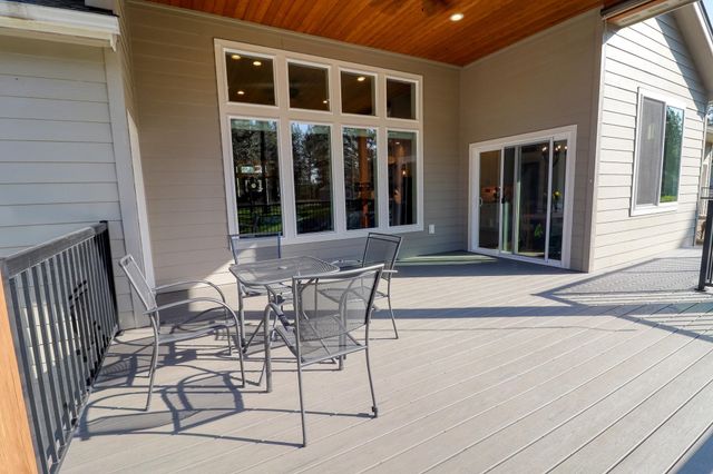 3319 E Elena Ln, Chattaroy, WA 99003