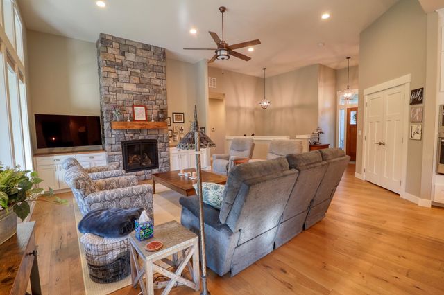 3319 E Elena Ln, Chattaroy, WA 99003