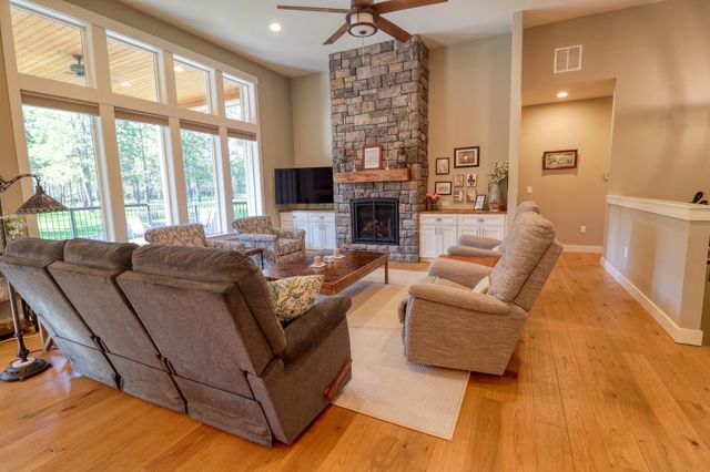 3319 E Elena Ln, Chattaroy, WA 99003