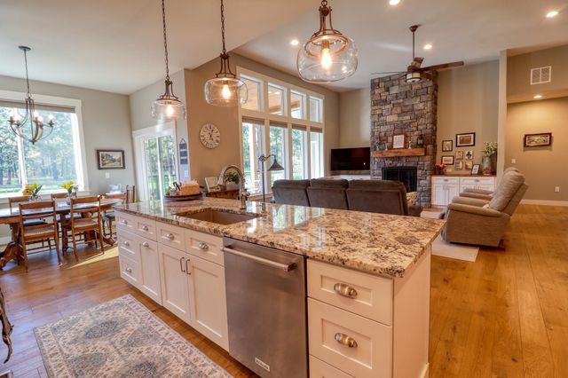 3319 E Elena Ln, Chattaroy, WA 99003